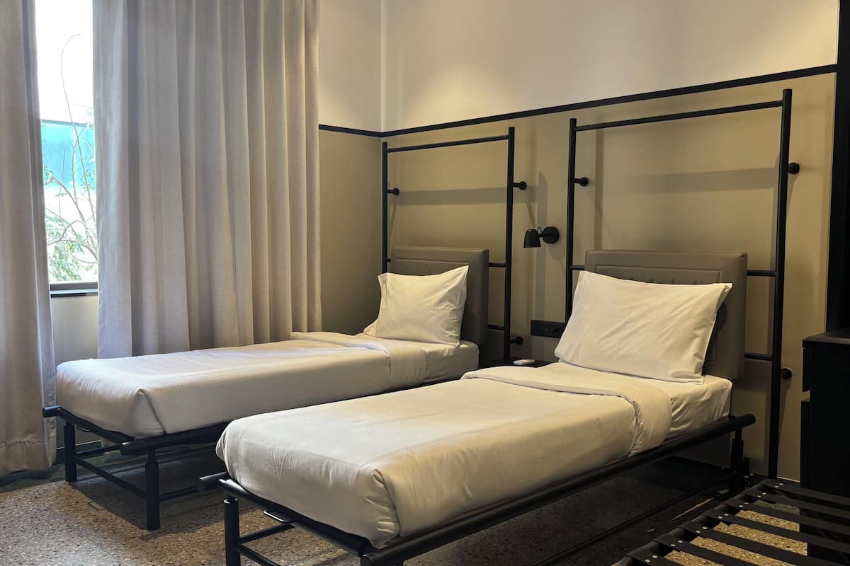 经典双床房 | 客房内保险箱、遮光窗帘、熨斗/熨板、免费 WiFi