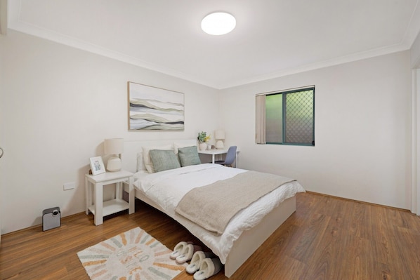 Iron/ironing board, Internet, bed sheets