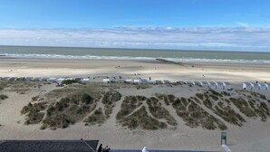A beach with dunes, a sandy beach, and a clear sky. - Sea-view Apartment in Nieuwpoort (Nieuwpoort)