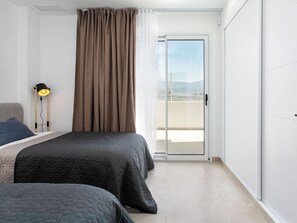 2 bedrooms, desk, Internet