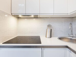 Kühlschrank, Mikrowelle, Ofen, Kochgeschirr/Geschirr/Besteck