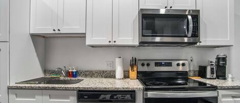 Kühlschrank, Mikrowelle, Ofen, Herdplatte