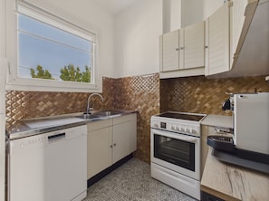 Fridge, microwave, oven, dishwasher - Oceanfront balcony for 4 – direct beach access (Le Pouliguen)