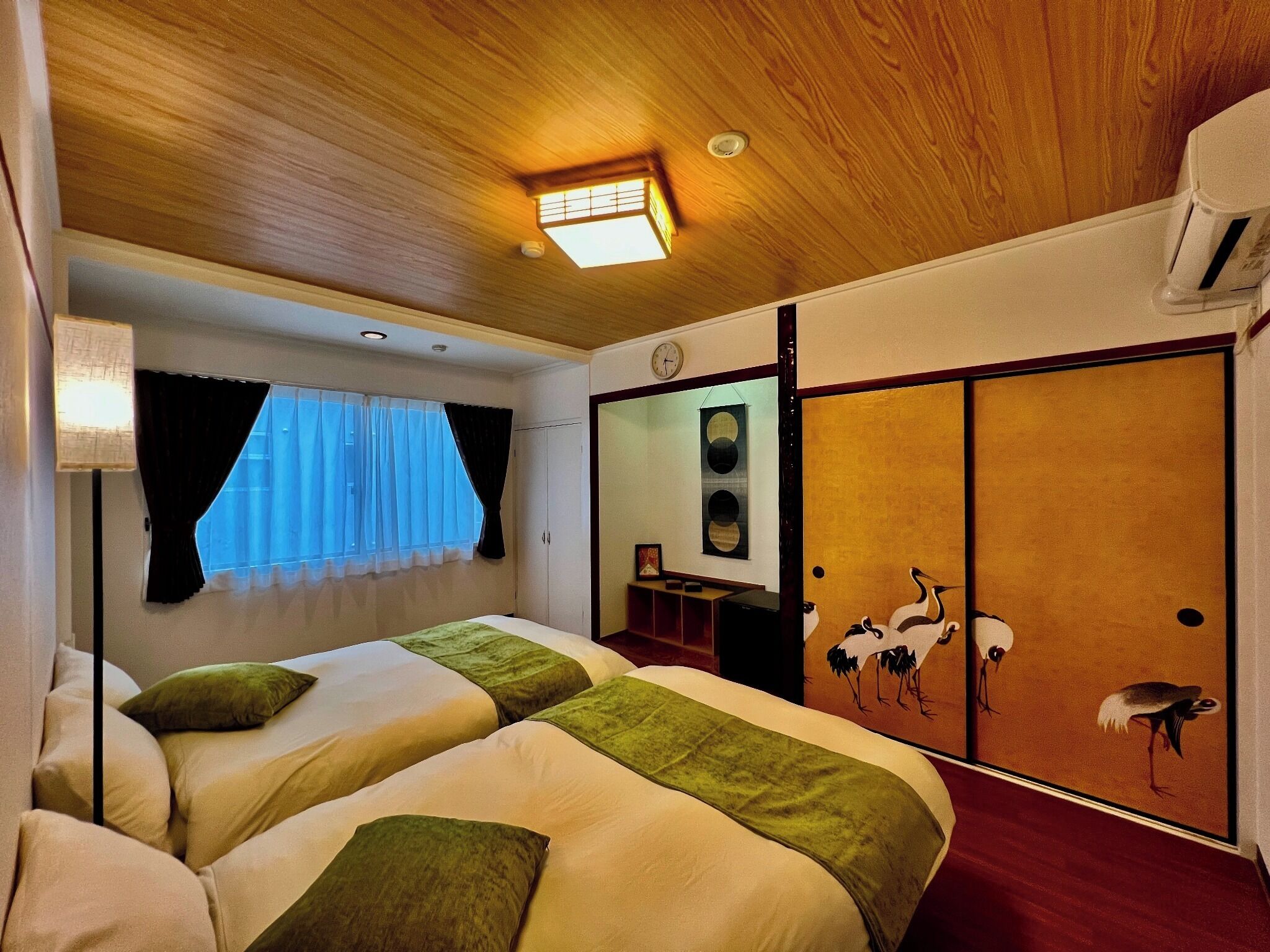 Cortinas opacas, tabla de planchar con plancha, wifi gratis
