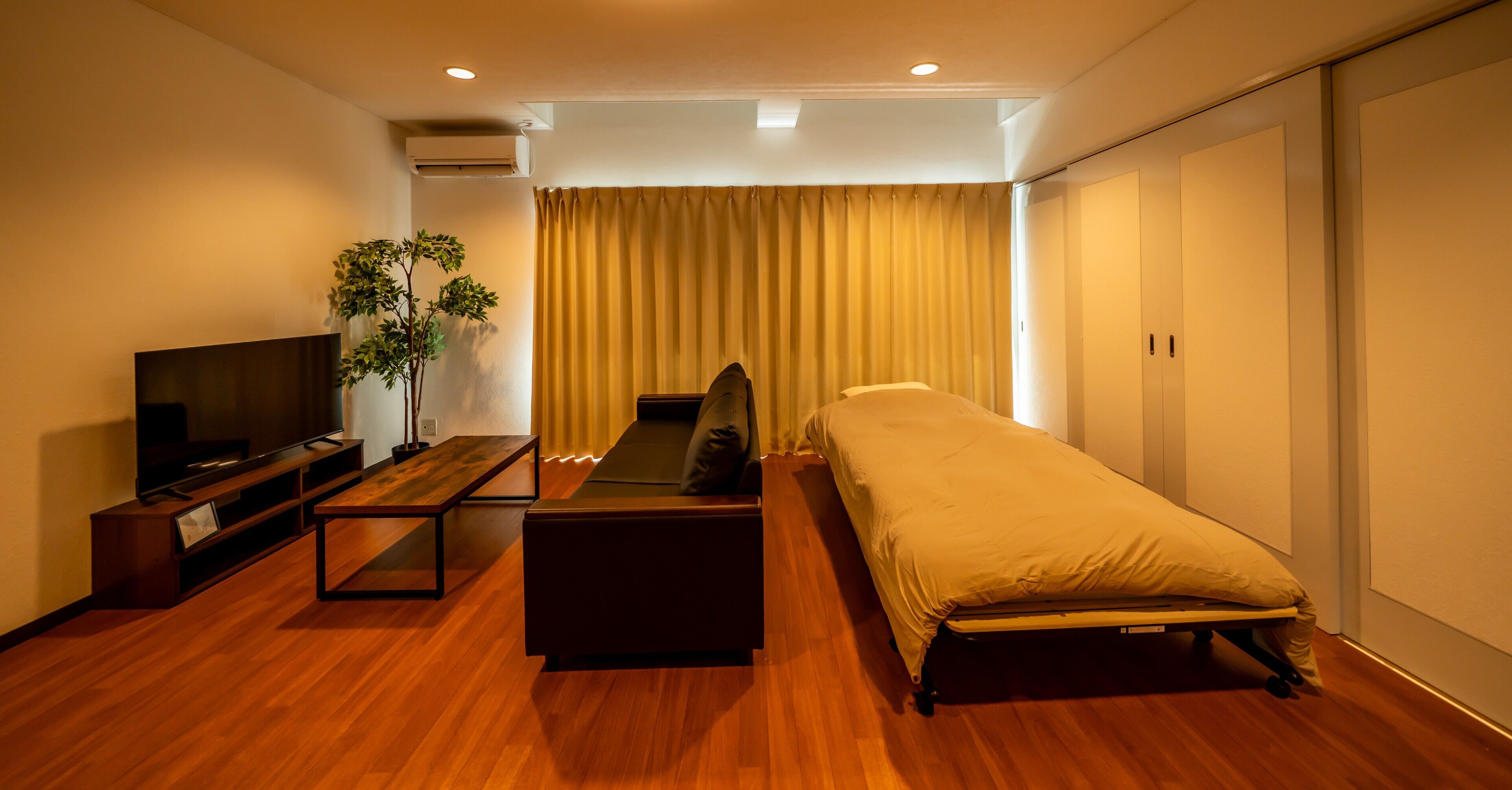 家庭客房, 非吸煙房 (Deluxe,w/ private bathroom and toilet) | 遮光布/窗簾、熨斗/熨衣板、免費無線上網