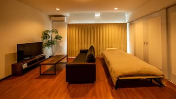 Familiekamer, niet-roken (Deluxe,w/ private bathroom and toilet) | Verduisterende gordijnen, een strijkplank/strijkijzer, gratis wifi