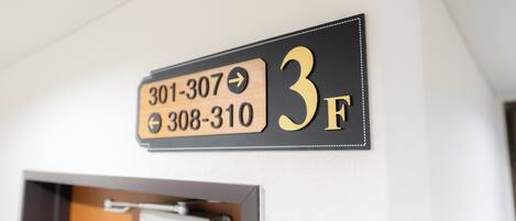 A room number sign indicating room 3F with contact numbers 301-307 and 308-310.