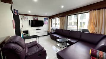 Shared Dormitory, 1 Bedroom, City View | Living room