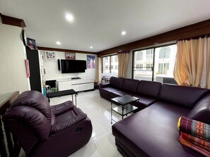 Shared Dormitory, 1 Bedroom, City View | Living room