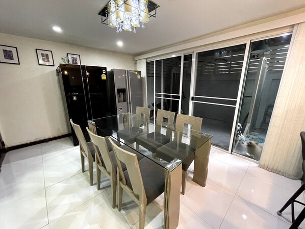 Shared Dormitory, 1 Bedroom, City View | Dining room