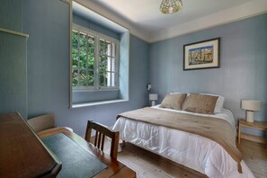 5 bedrooms, iron/ironing board, free WiFi