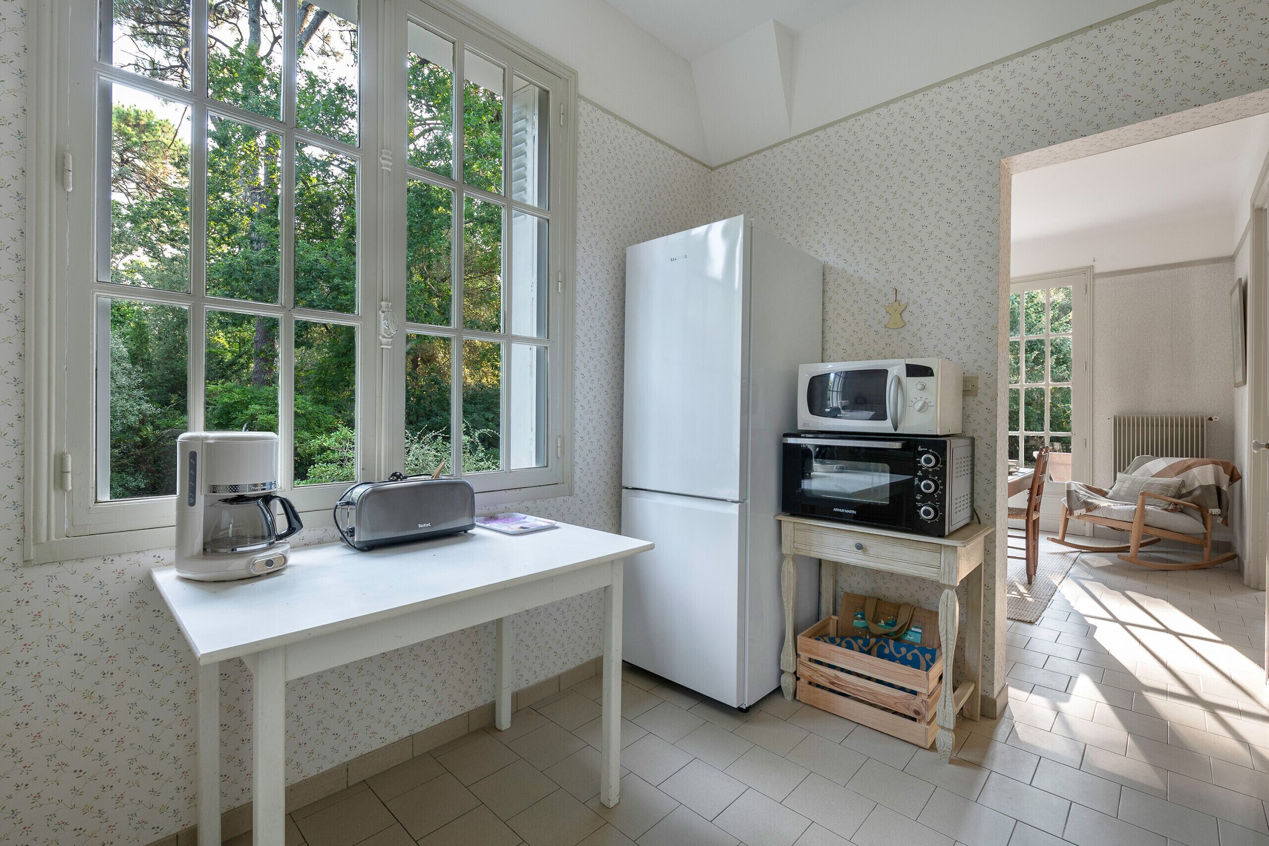 Fridge, oven, coffee/tea maker, electric kettle