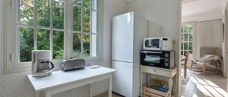 Fridge, oven, coffee/tea maker, electric kettle
