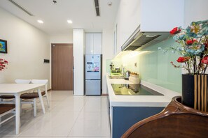 Basic Apartment, 1 Bedroom, City View | Desk, free WiFi - Luxury Riverside Landmark 81 Vinhomes (Ho Chi Minh)