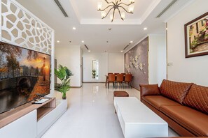 Basic Apartment, 3 Bedrooms, City View