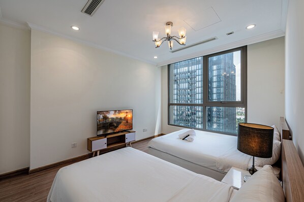 Basic Apartment, 3 Bedrooms, City View | Desk, free WiFi