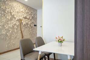 Appartement de base, 2 chambres, vue sur la ville | Bureau, accès au Wi-Fi (inclus)