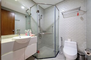 Basic Apartment, 3 Bedrooms, City View | Bathroom