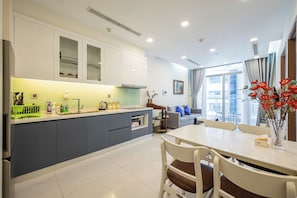 Departamento básico, 1 habitación, vista a la ciudad | Instalaciones de cocina compartida | Refrigerador, microondas, parrilla de estufa y utensilios de cocina 