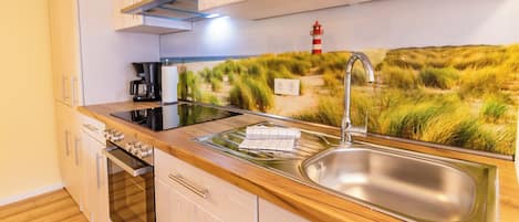 Fridge, oven, stovetop, coffee/tea maker