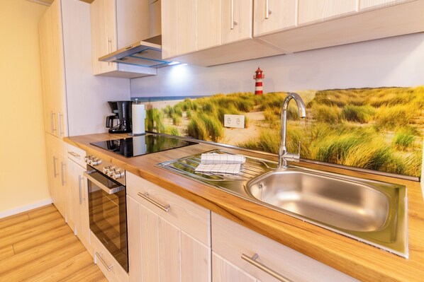 Fridge, oven, stovetop, coffee/tea maker