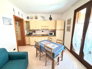 Departamento, 1 habitación, balcón, vista a la alberca | Comedor
