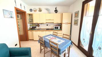 Appartamento, 1 camera da letto, balcone, vista piscina | Sala da pranzo