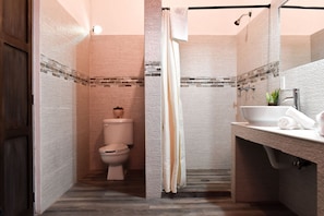 Suite superior | Baño | Regadera, secadora de cabello, toallas, jabón