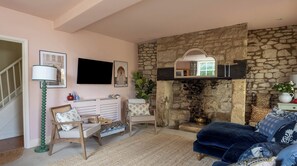 TV - Three-bedroom cottage in Painswick with incredible church and valley views. (Painswick)