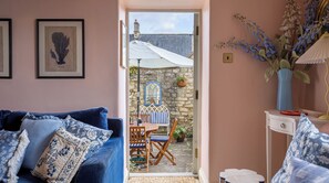 TV - Three-bedroom cottage in Painswick with incredible church and valley views. (Painswick)