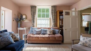 TV - Three-bedroom cottage in Painswick with incredible church and valley views. (Painswick)