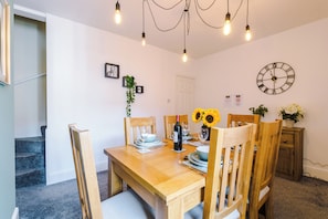 Hus, terrasse | Spiseområde på rommet