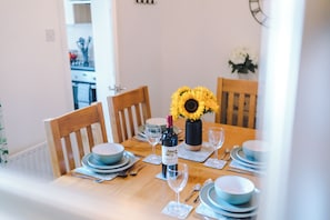 Maison, patio | Repas dans la chambre