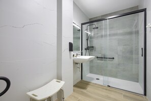 Double Room, Mobility Accessible, Ground Floor | Bathroom | Shower, towels, soap, shampoo - Dobo Madrid Numancia (Madrid)