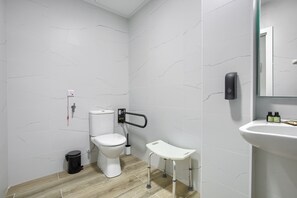 Double Room, mesra pergerakan, Ground Floor | Bilik Mandi | Pancuran mandi, tuala disediakan, sabun, syampu