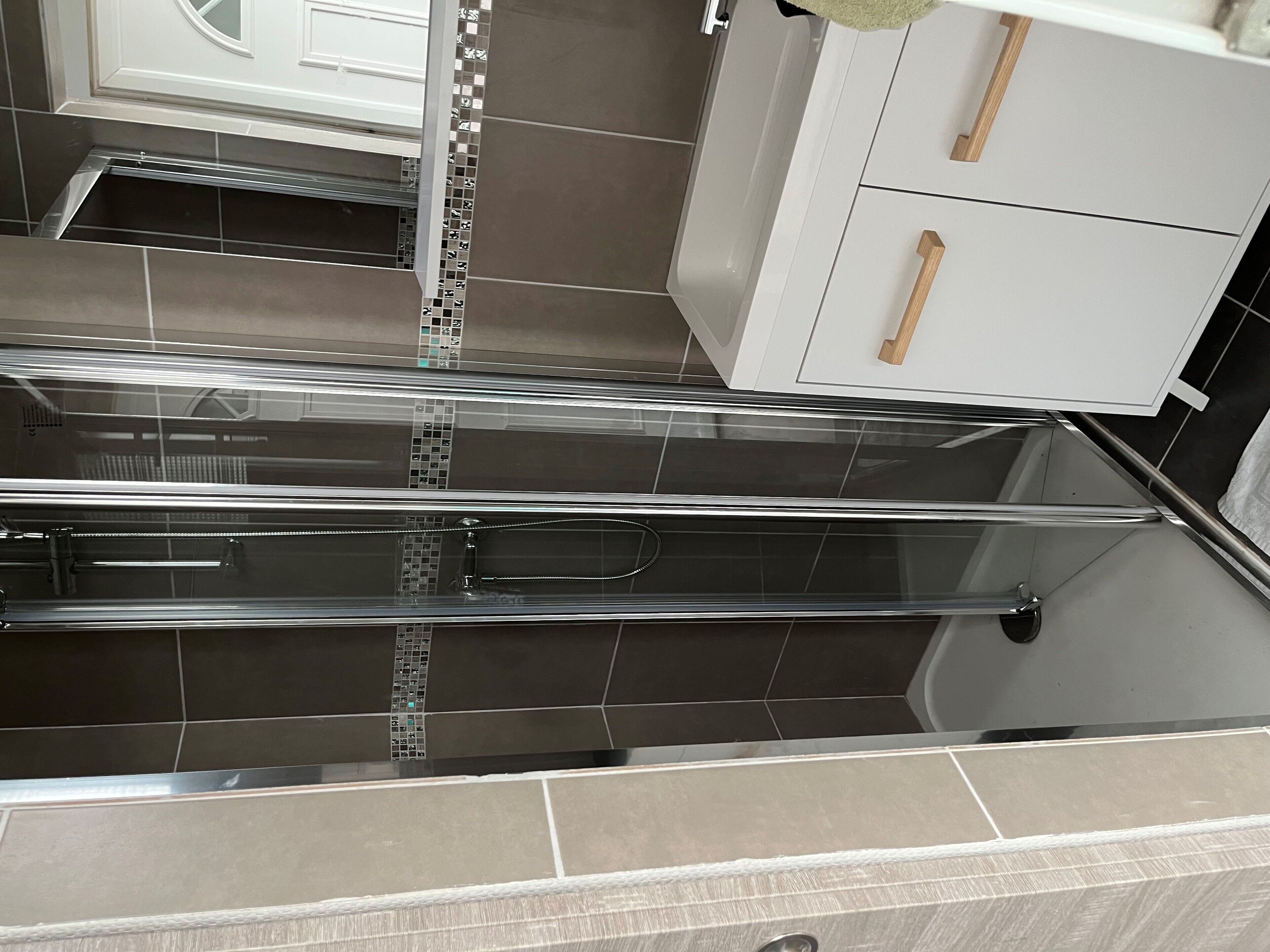 Een haardroger, toiletpapier