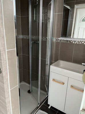 Hair dryer, toilet paper - BELLE MAISON (Vigneux-sur-Seine)