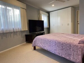 1 bedroom, internet, bed sheets