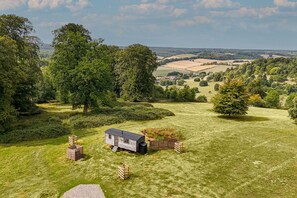 Exterior - Quercus - Shepherds hut (Stonor & Henley-On-Thames)