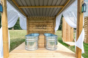 Outdoor spa tub - Quercus - Shepherds hut (Stonor & Henley-On-Thames)