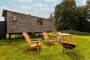 Outdoor dining - Quercus - Shepherds hut (Stonor & Henley-On-Thames)