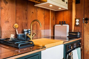 Un four, lave-vaisselle, cafetière-théière, grille-pain