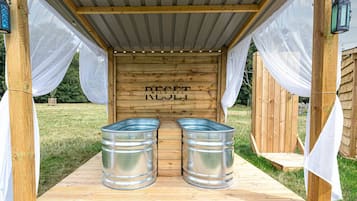 Tina de hidromasaje al aire libre