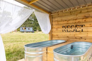Outdoor spa tub