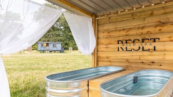 Tina de hidromasaje al aire libre