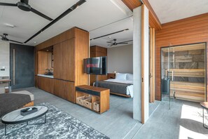 Apartemen Premium, 1 kamar tidur, teras, sudut | Area keluarga | Smart TV 32-inci dengan saluran TV digital