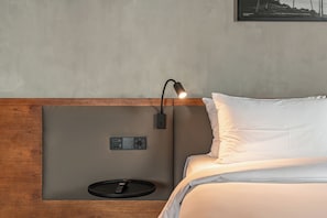 Minibar, coffres-forts dans les chambres, bureau