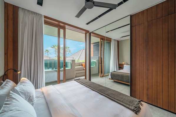 Minibar, caja de seguridad en la habitación y escritorio