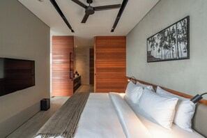 Panoramic Penthouse, 2 Bedrooms, Sauna | Bar mini, peti besi dalam bilik, meja, seterika/papan seterika