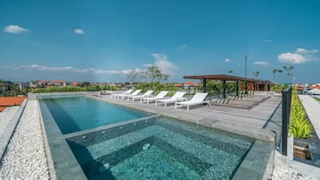 Piscine extérieure, parasols de plage, chaises longues